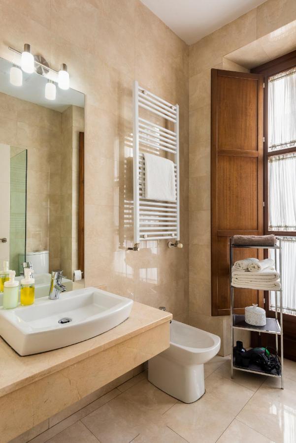 Cathedral Apartment, First Floor Sevilla Bagian luar foto
