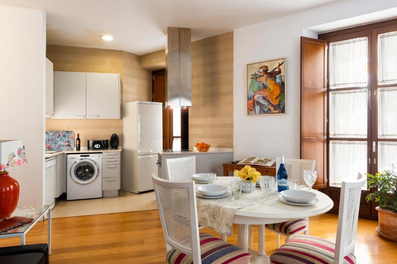 Cathedral Apartment, First Floor Sevilla Bagian luar foto