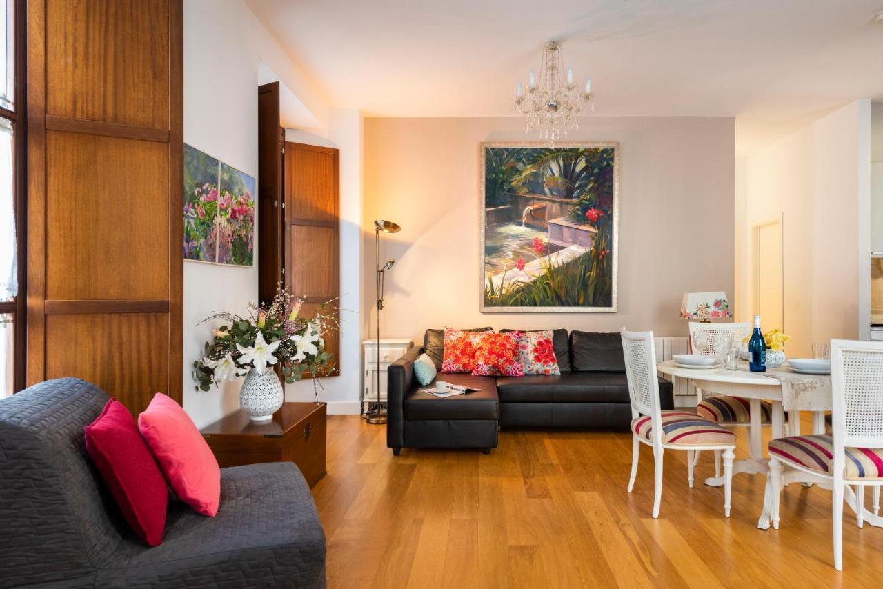Cathedral Apartment, First Floor Sevilla Bagian luar foto
