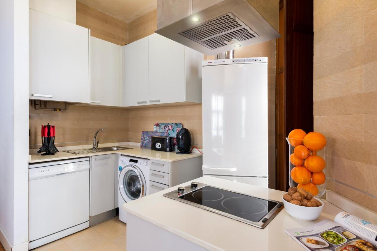 Cathedral Apartment, First Floor Sevilla Bagian luar foto