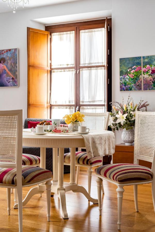 Cathedral Apartment, First Floor Sevilla Bagian luar foto