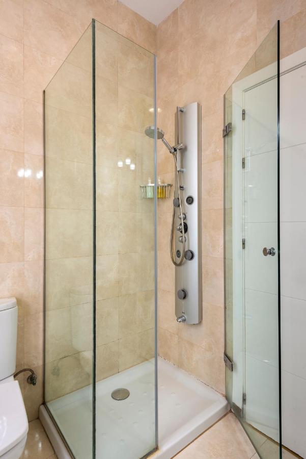 Cathedral Apartment, First Floor Sevilla Bagian luar foto