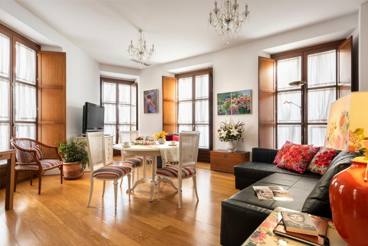 Cathedral Apartment, First Floor Sevilla Bagian luar foto