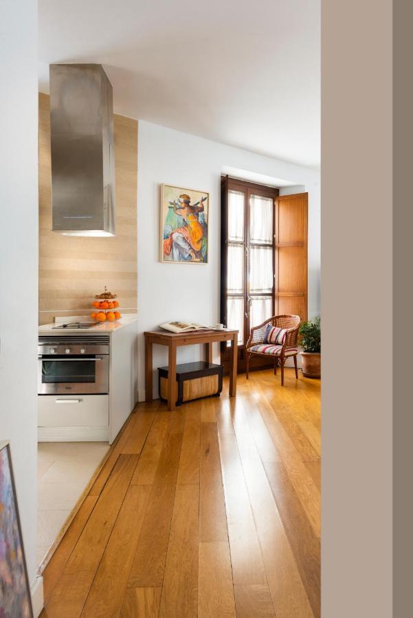 Cathedral Apartment, First Floor Sevilla Bagian luar foto