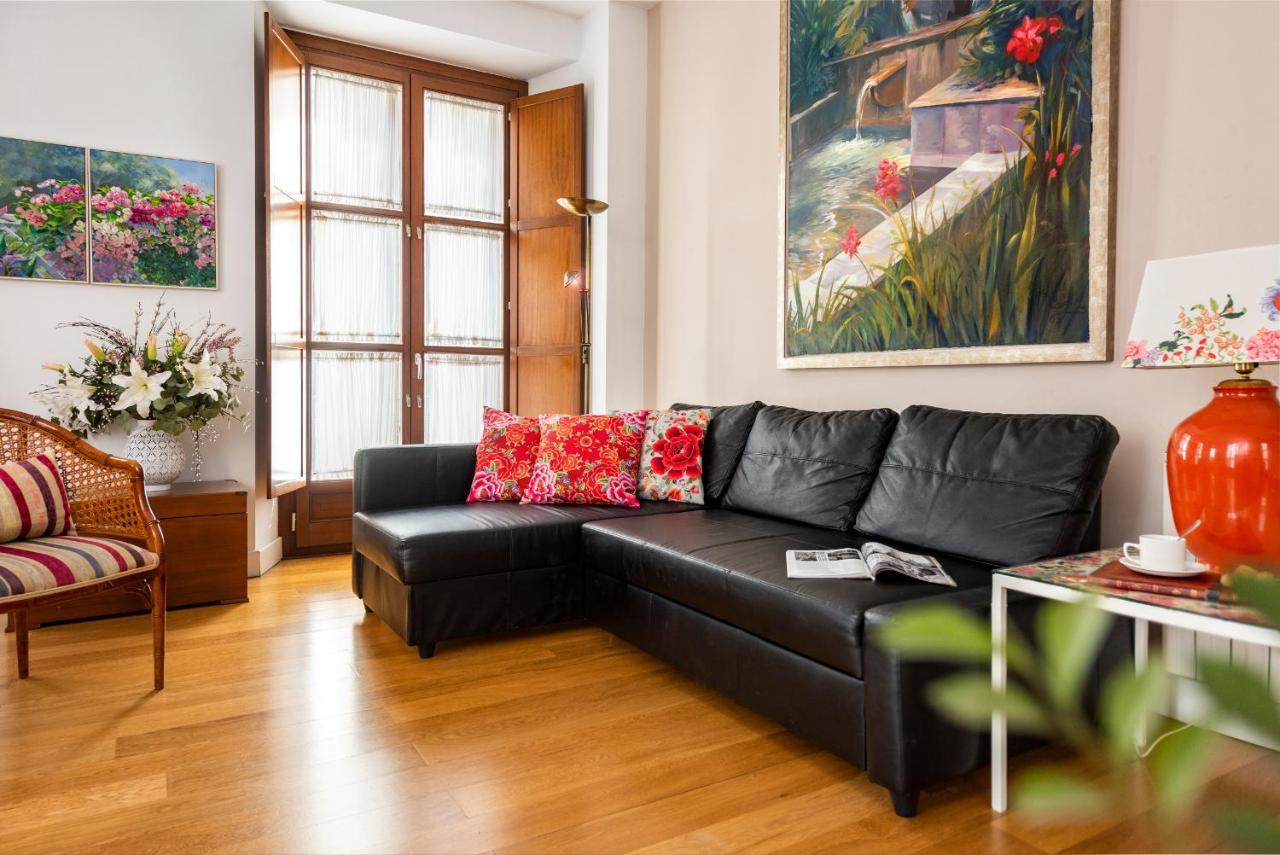 Cathedral Apartment, First Floor Sevilla Bagian luar foto